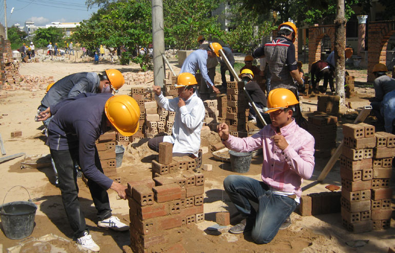 Việc làm xây dựng tại miền trung: cơ hội, thách thức và hướng phát triển